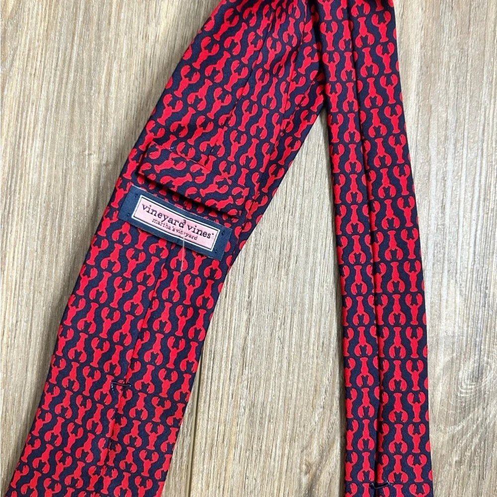 Vineyard Vines | Red and Navy Lobster Patterned Skinny Necktie